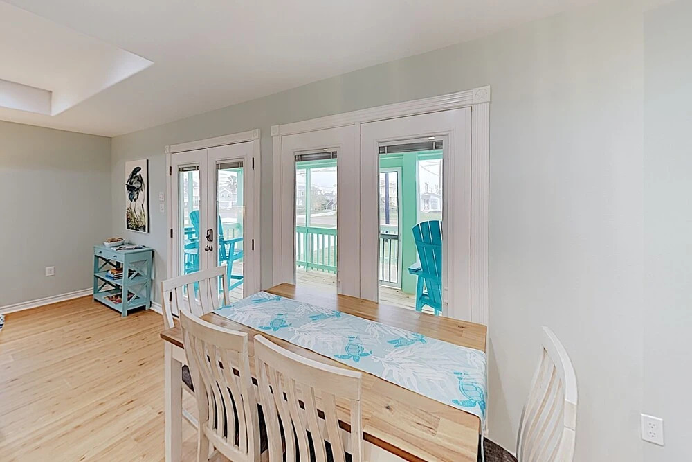 Brand-new Getaway W/ Screened Porch - Walk To Bay! 2 Bedroom Home