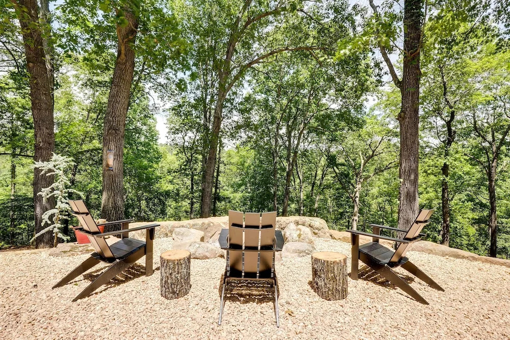 Spacious Home on Beaver Lake w/ Deck & Fire Pit!