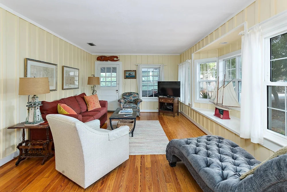 318 Arnold Road by Hodnett Cooper