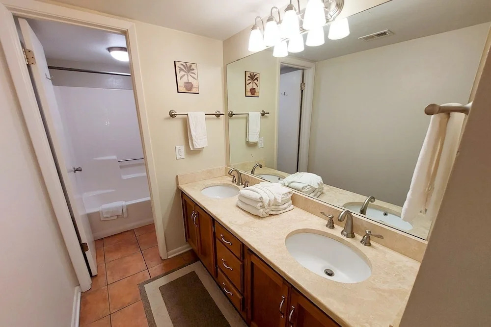 Castaways 2c 2 Bedroom Condo by RedAwning