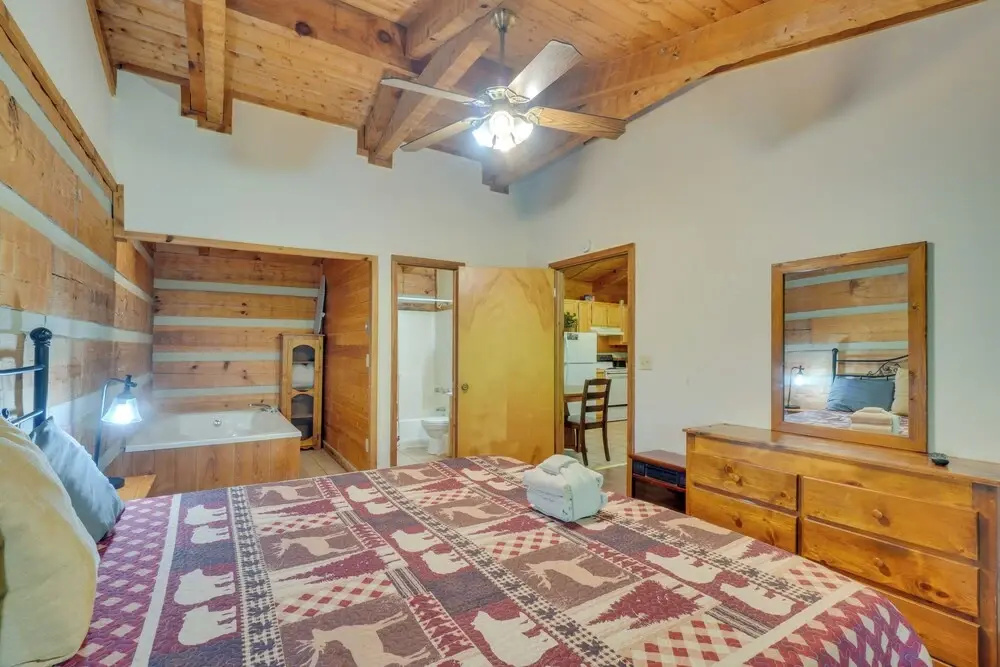 Gatlinburg Cabin with Hot Tub about 6 Mi to Downtown!