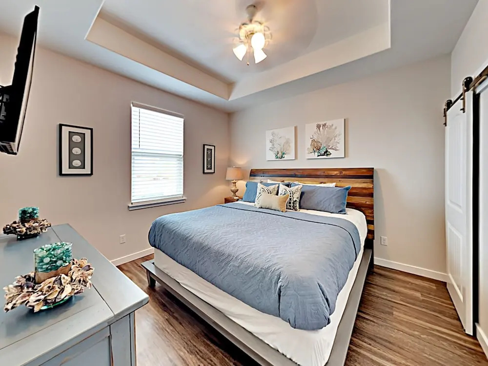 The Savvy Pelican 4 Bedrooms 3 Bathrooms Condo