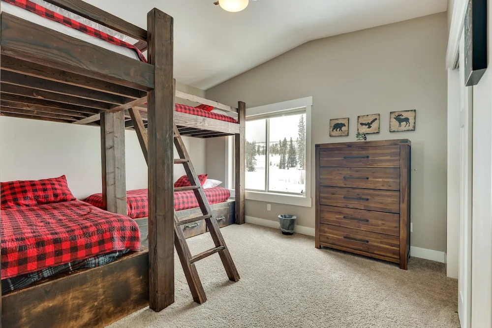 Convenient Fraser Townhome w/ Hot Tub, Near Hikes!