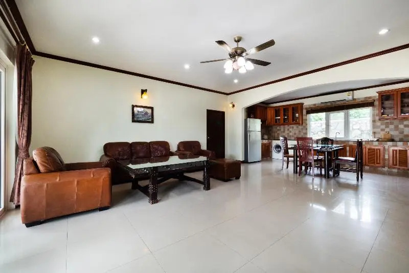 Rendezvous Resort Pattaya(รองเดวู รีสอร์ท พัทยา)