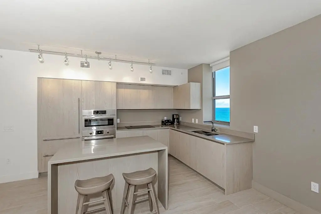 5 Stars 2BR in the SKY UNIQUE Ocean & Bay View BALCONY