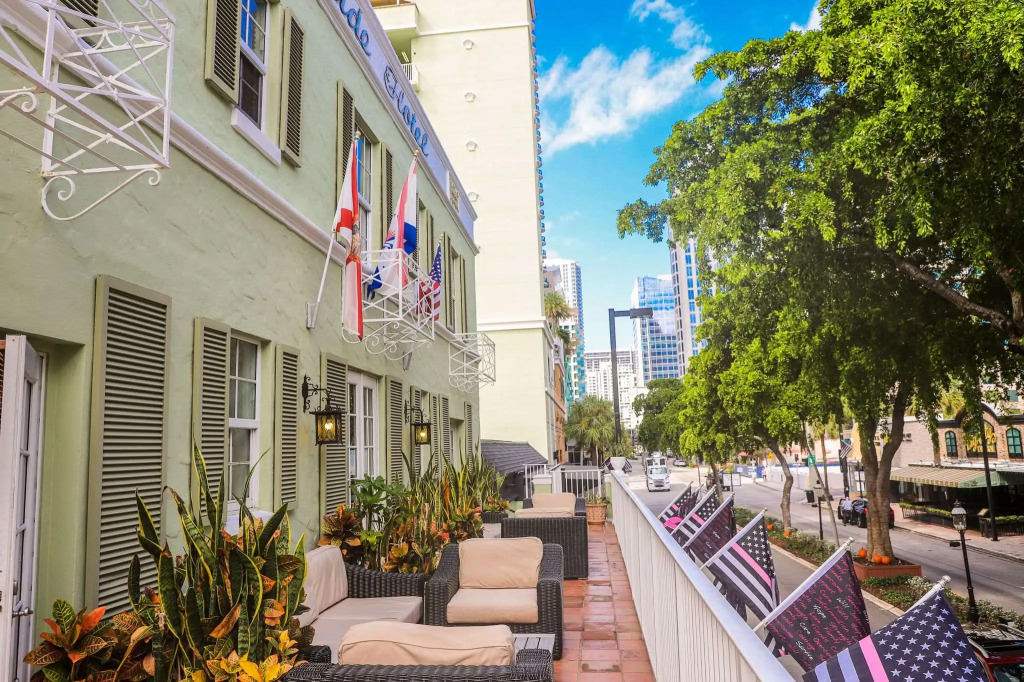 Riverside Hotel