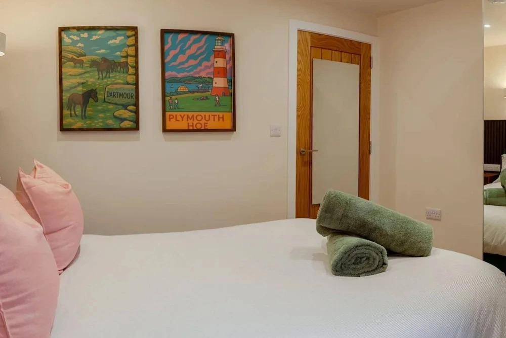 Modern 3BR Flat in Central Plymouth Free Parking Sleeps 6