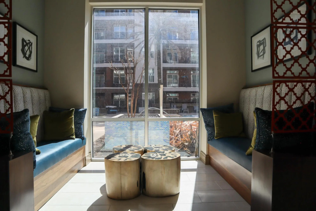Deep Cleaned Modern 2BR Apt Downtown Location
