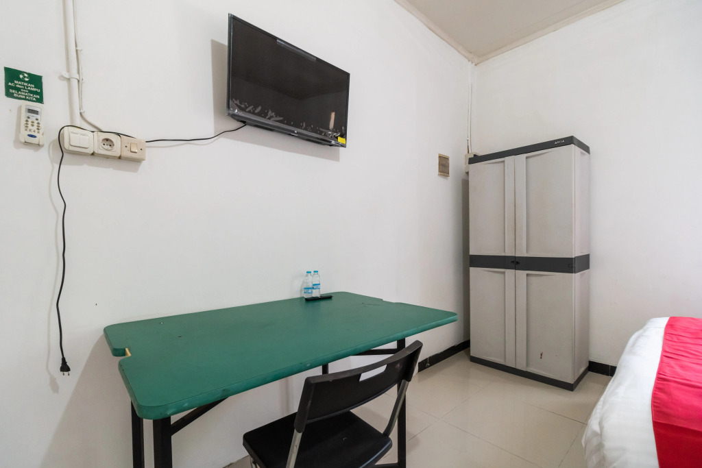 RedDoorz near Terminal Bubulak Bogor