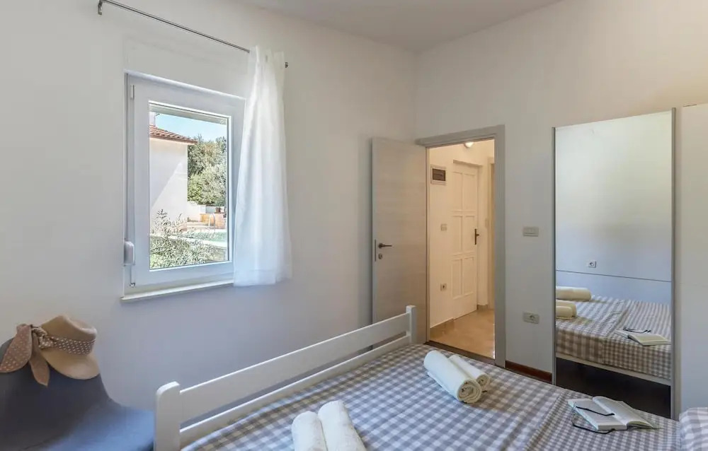 Nice Apartment in Pula With Outdoor Swimming Pool, Wifi and 2 Bedrooms