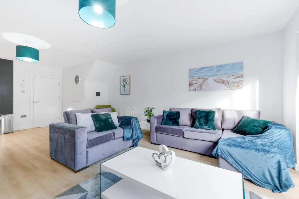 Modern 4 Bedroom House 03 With Parking in Farnham
