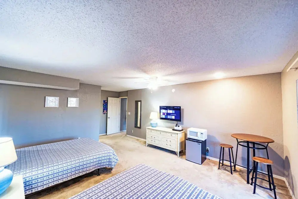 Serenity Now Quiet 4 BDR Next to Margaritaville!