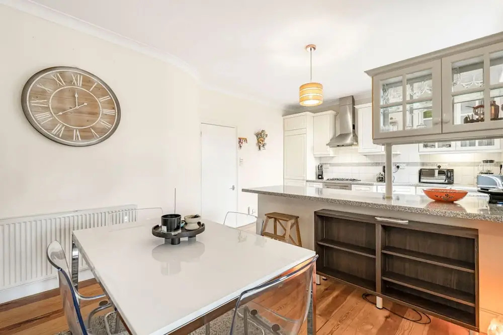 Stylish 1BR Kensington Home With Balcony