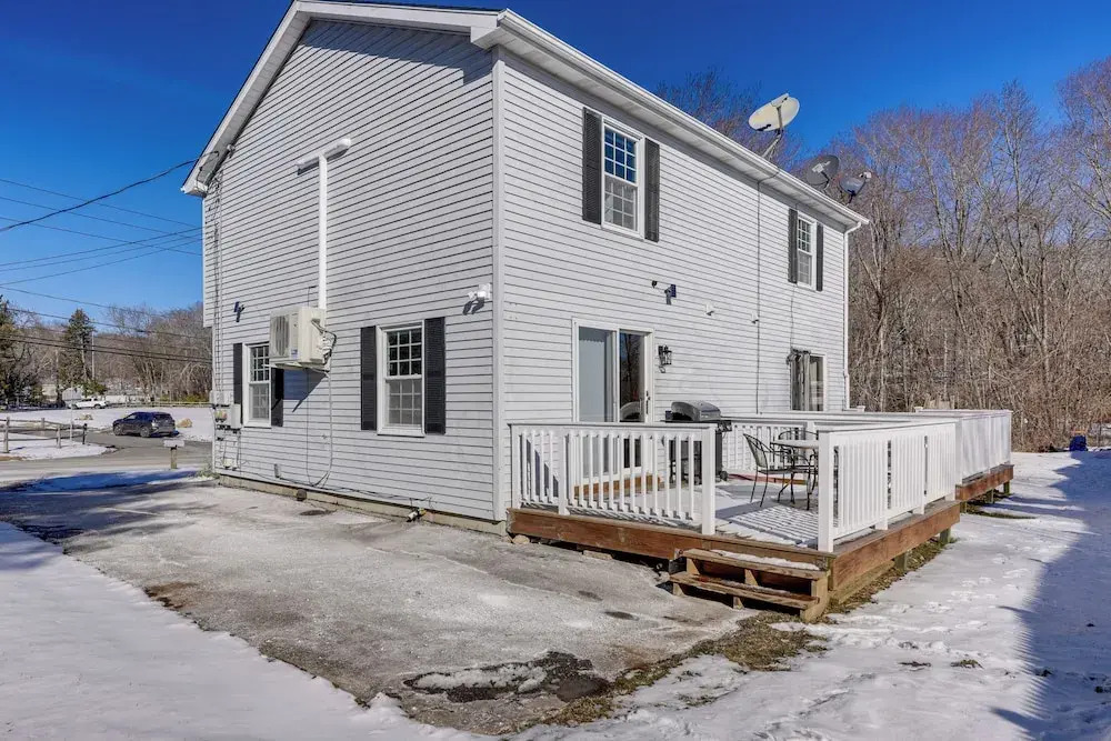 Niantic Duplex w/ Deck < 1 Mi to Beach + Boardwalk