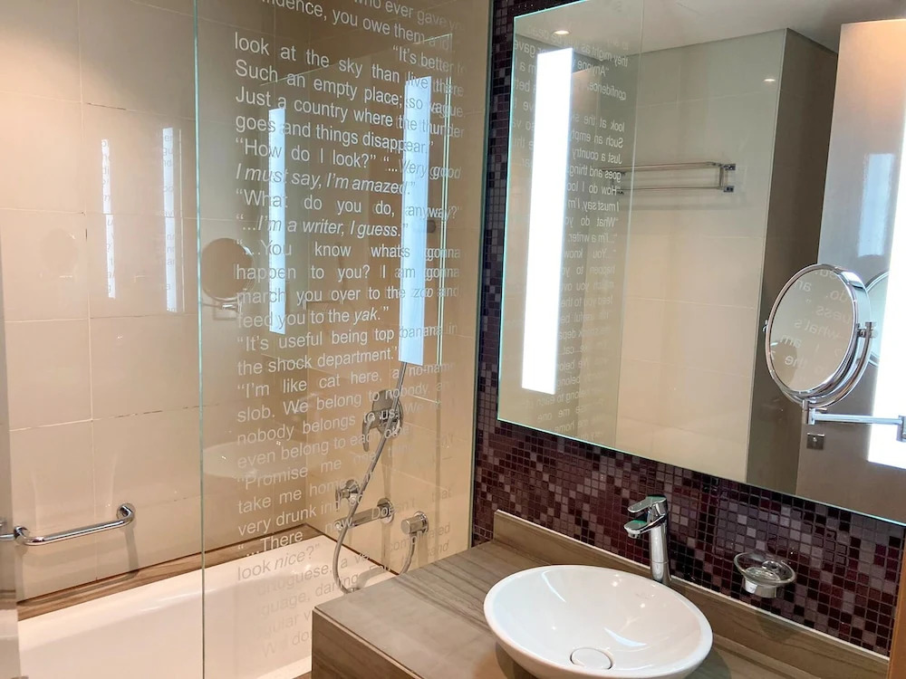 Stunning Fully Furnished 2 Bedroom in Paramount Prime Location Business bay