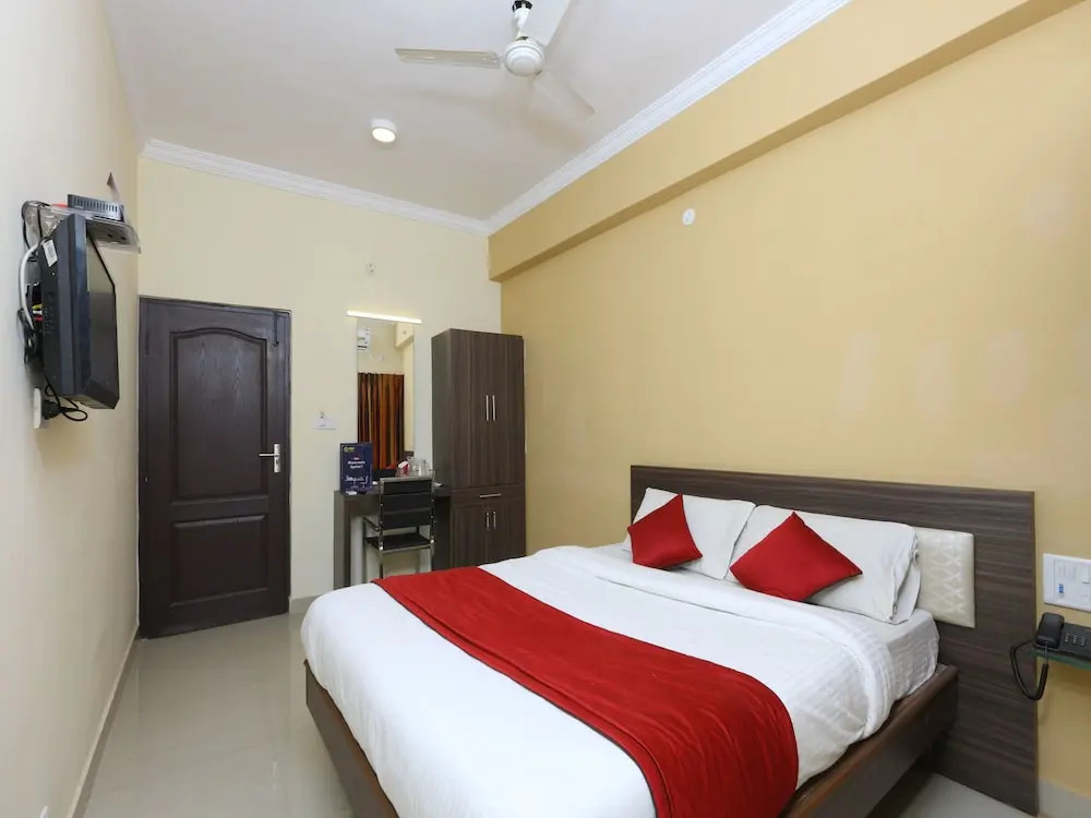 OYO 14037 Central Inn