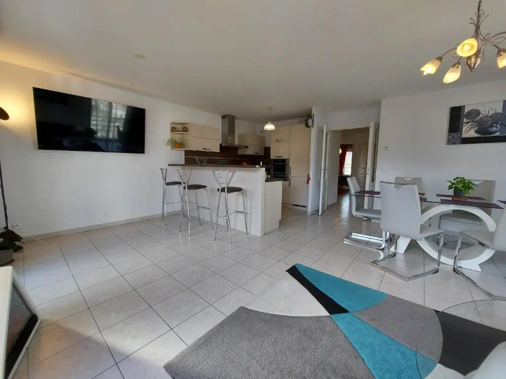 Au cœur de St Jorioz, spacieux appartement avec terrasse et vue montagne.