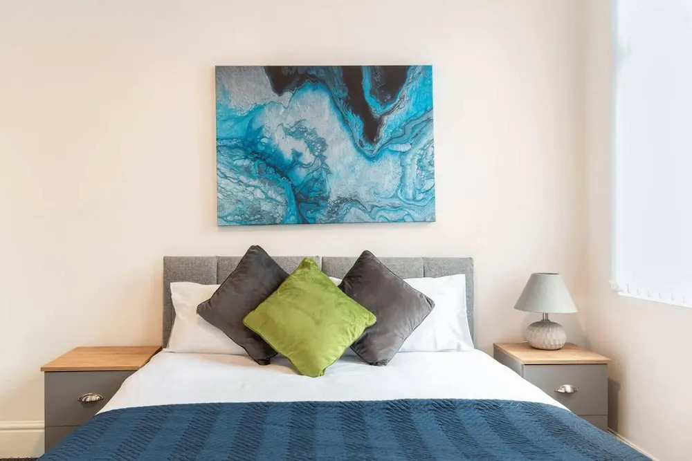3 Bed House - Sleeps 7 - Garden - Parking - Wifi