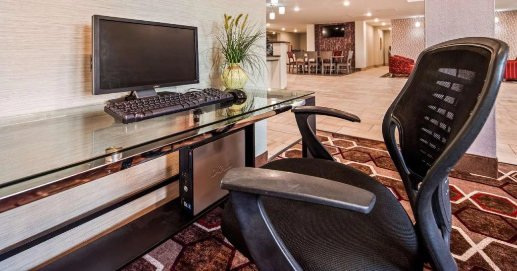Orangewood Inn & Suites Kansas City Airport