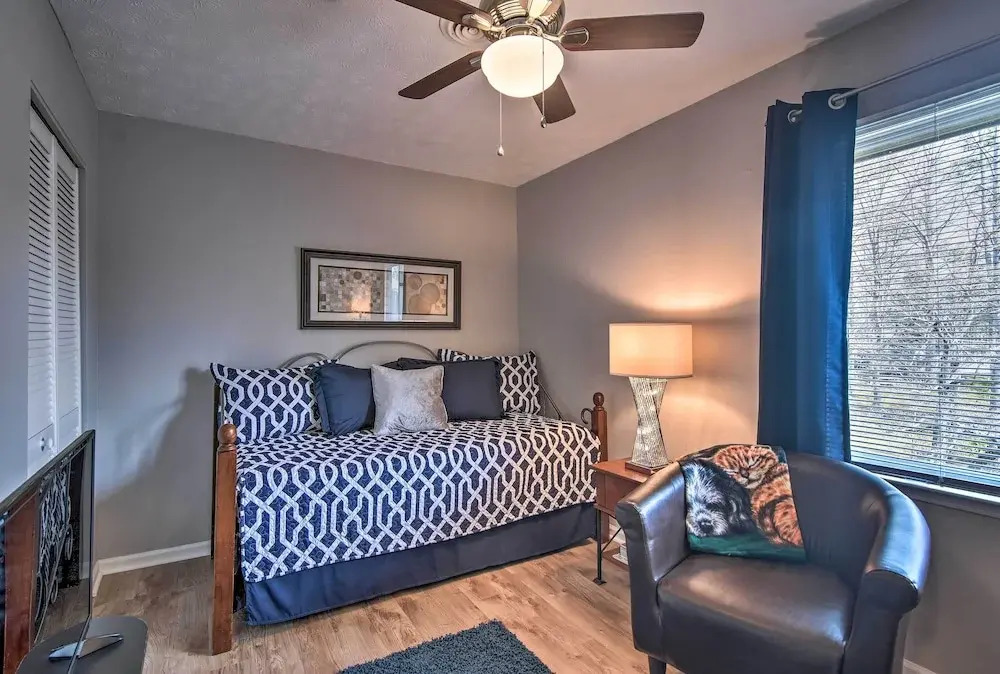 Condo w/ Sunroom, Near Downtown Hendersonville!