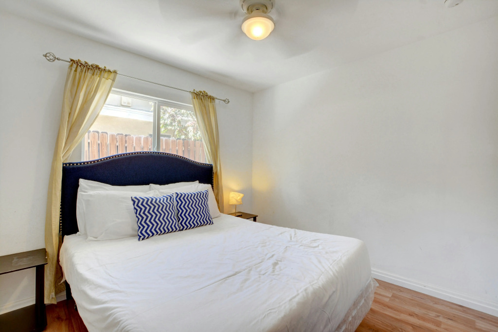 Vibrant in Vegas 4 Bd with Shimmering Pool!