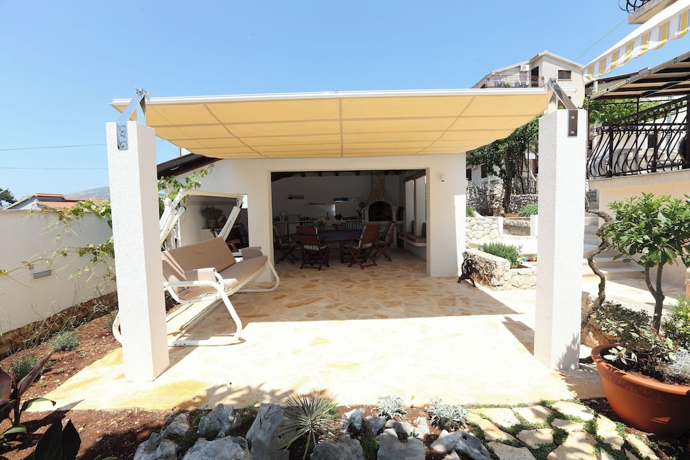 House Mrcela 200m From Beach
