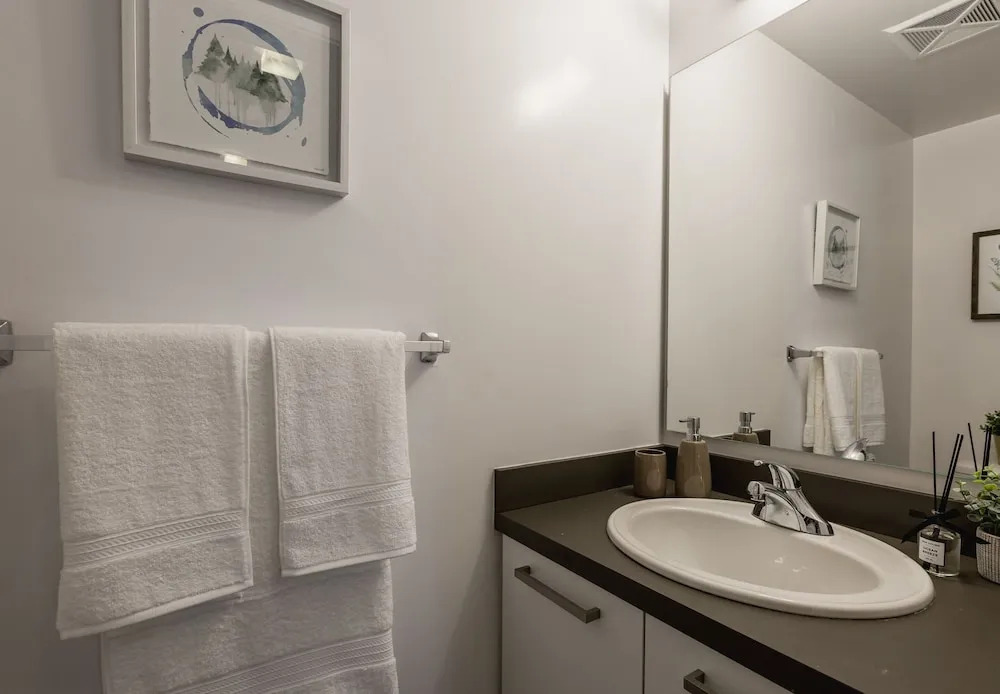 12 York St Condo - Financial District