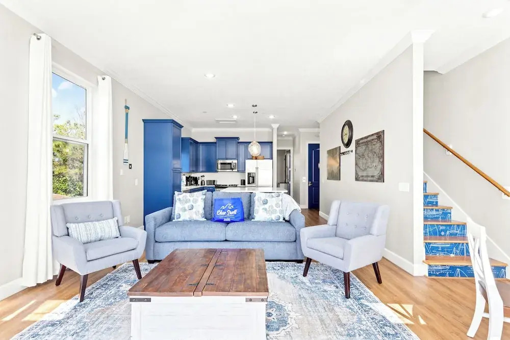 Sailors Cove: 5-bedroom, 4.5 Baths, Sleeps 12! Steps Away From the Beach!