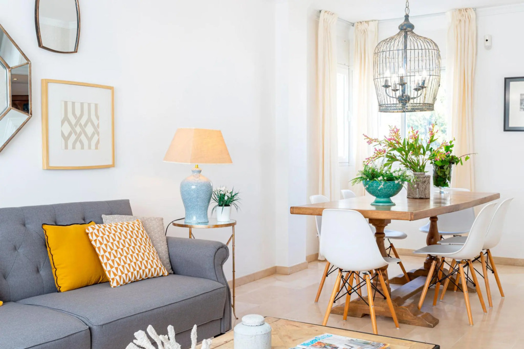 Beautiful 3 BD apartment next to the beach. Paseo de Reding II