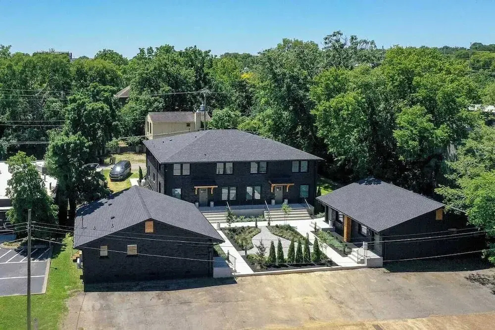 The Nomad: 4 1brs, 2 Studios 24-guest Retreat