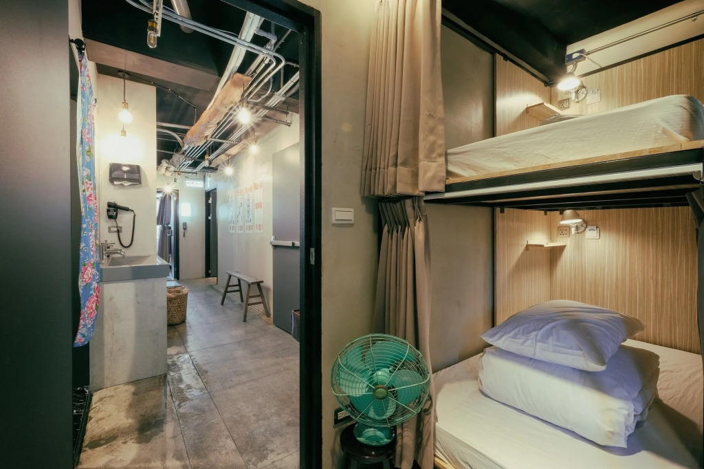 Corner Hostel & Cafe