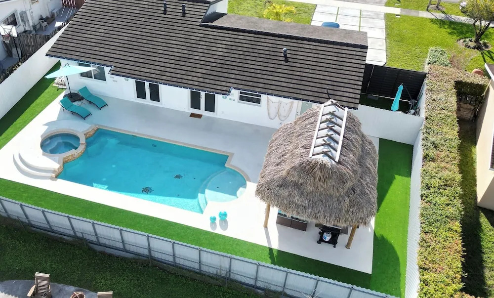 Maggie Home In Kendall - Pool And Tiki Bar