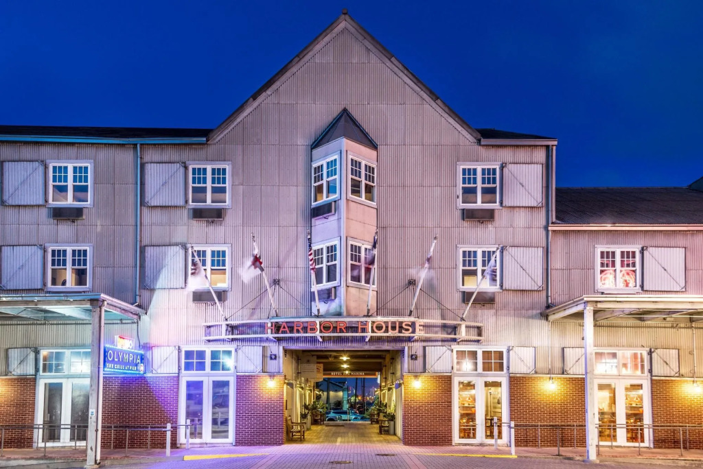 Harbor House Hotel and Marina at Pier 21