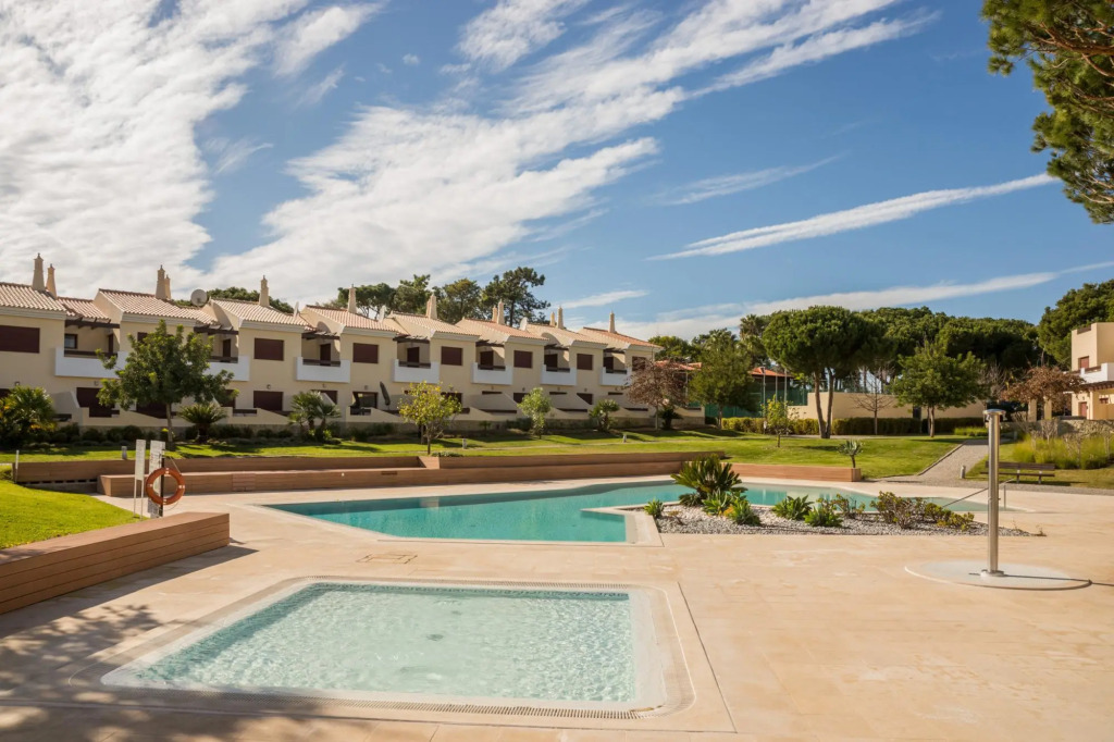 Traditional Townhouse in Vila Sol by Ideal Homes