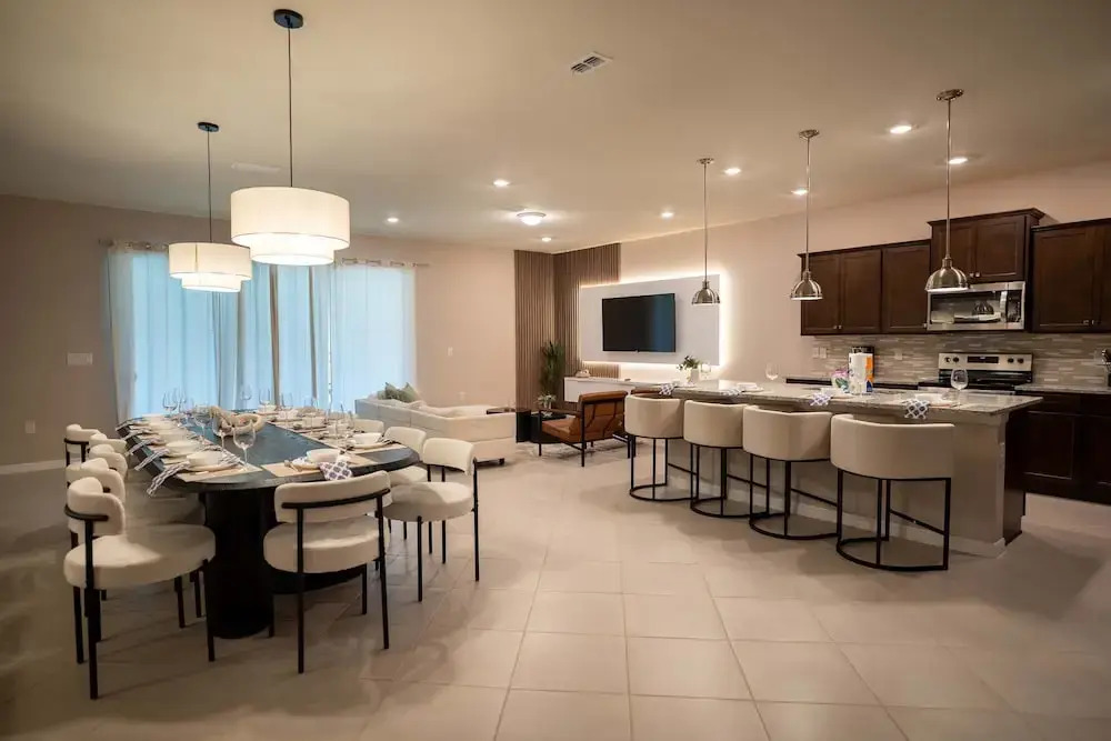 Stunning 10 Bed Home With Themed Rooms Pool