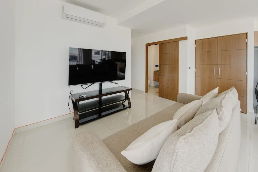 Spectacular Beach And Mountain View Condo - 5 Min From The Beach