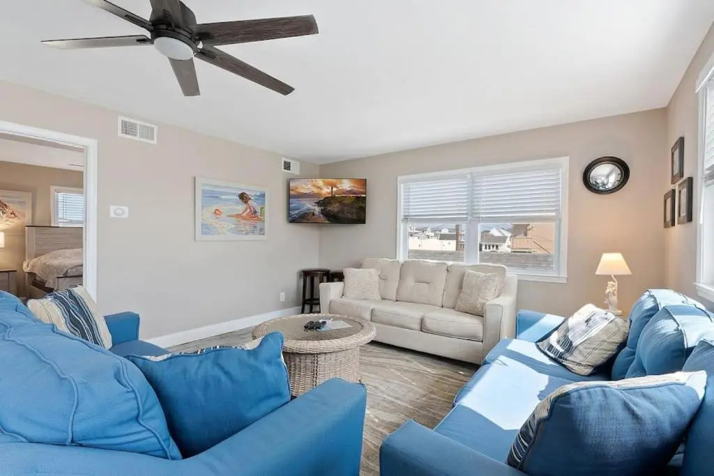 Unit B 2nd fl 2nd fl Hideaway 2 Block to Beach Parking