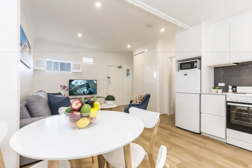 Quiet Spacious Apt with AIR CONDITIONING & Netflix