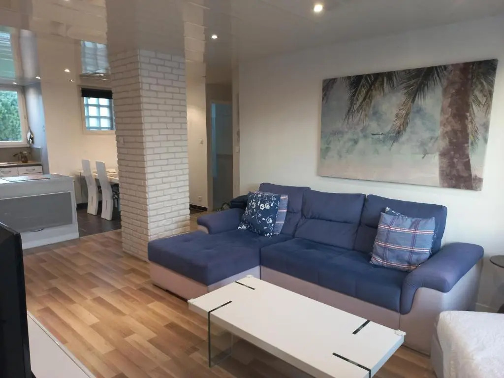 60 m2 , 2 chambres, très calme, plage et commerces à 3 minutes à pied, WIFI fibre optique et parking gratuit