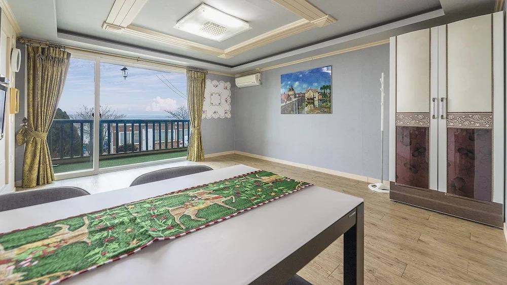 Ganghwa Badatgashimteo Pension