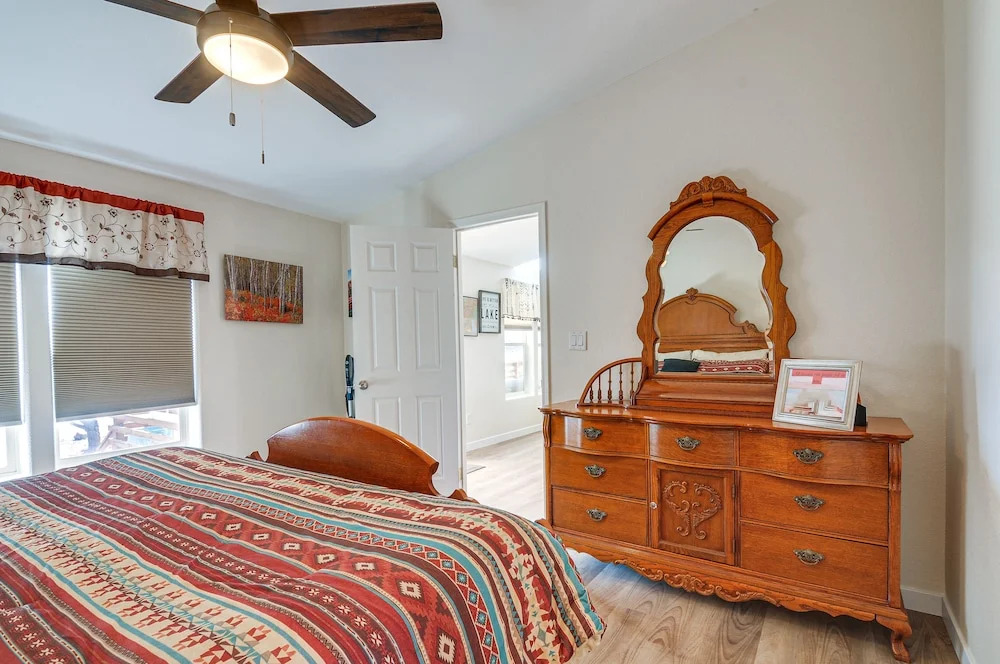 13 Mi to Lake Powell: Mtn-view Home w/ Deck & BBQ