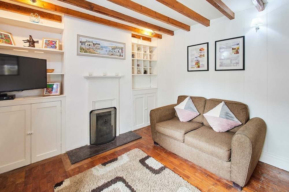 Host Stay Trefor Cottage