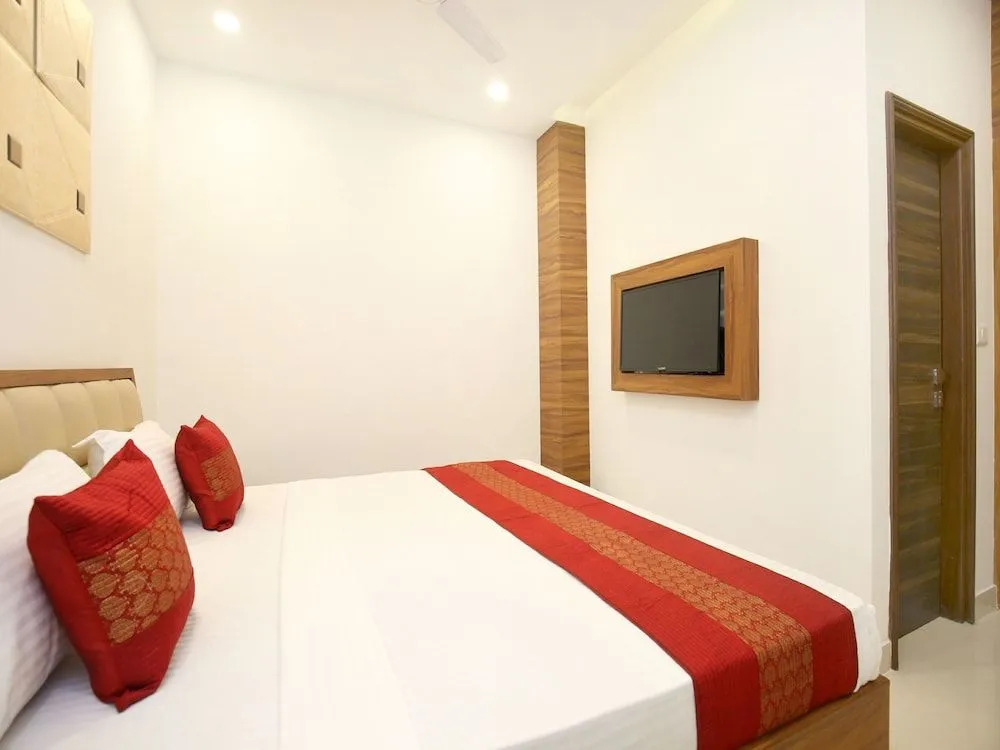 OYO 14392 Hotel Pearl wood