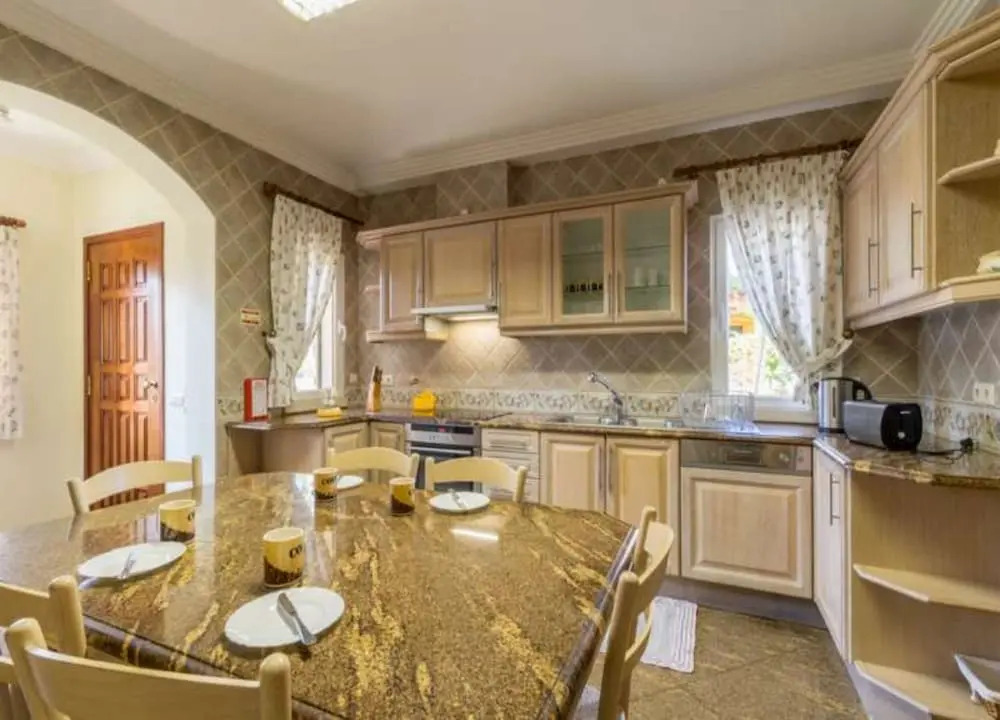 Villa - 4 Bedrooms with Pool and WiFi - 102546