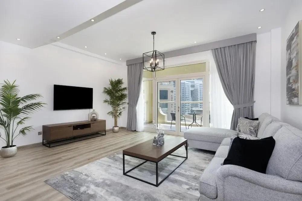 Luxe 1BR w Palm Skyline View Easy Mall Access