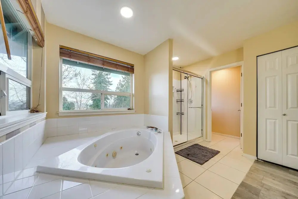 Pet-friendly Seatac Retreat 6 Mi to Puget Sound!