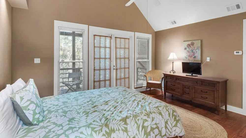 Old Seagrove Next to Seaside- Quiet Area & Vintage Charm, Backs to Canal