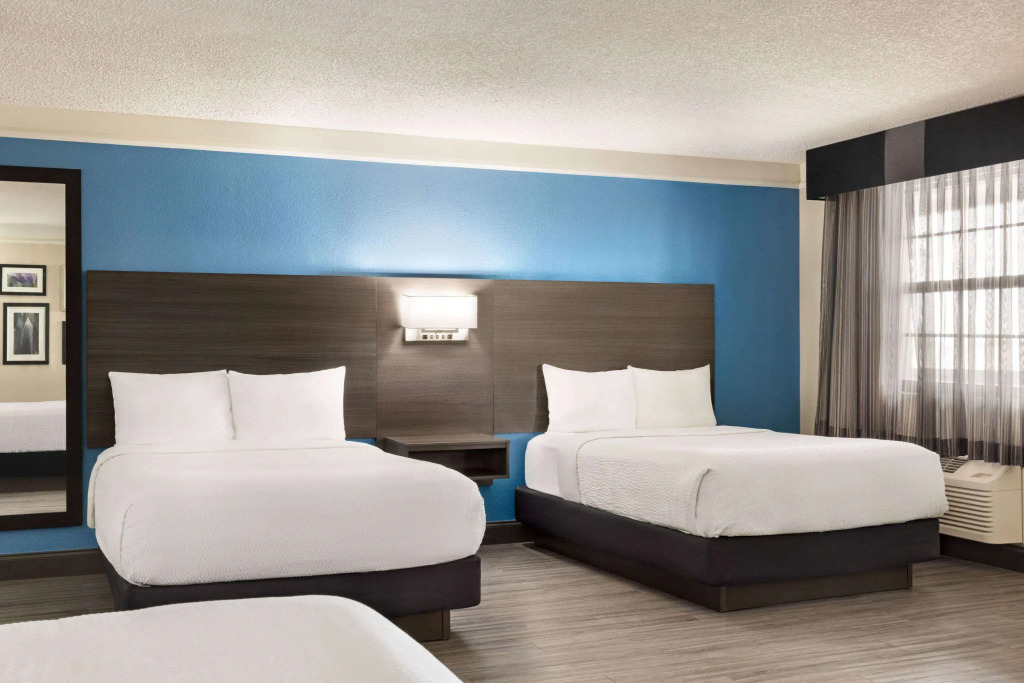 La Quinta Inn by Wyndham San Antonio I-35 N at Toepperwein