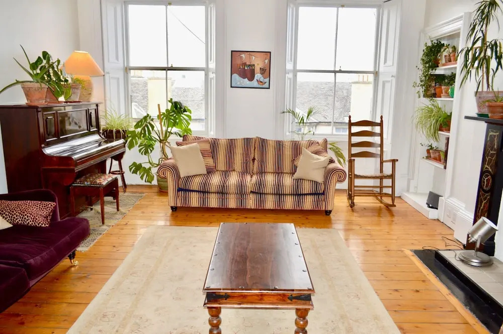 Sophisticated 2 Bedroom Edinburgh Flat Near Old Town