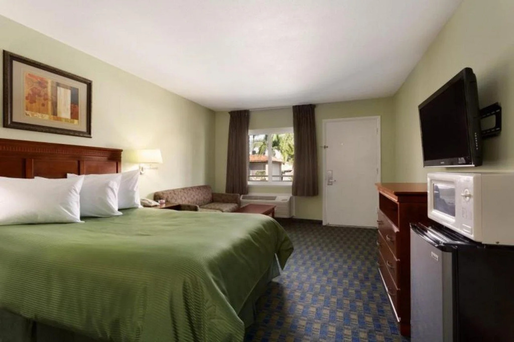 Travelodge Orange County Airport  Costa Mesa
